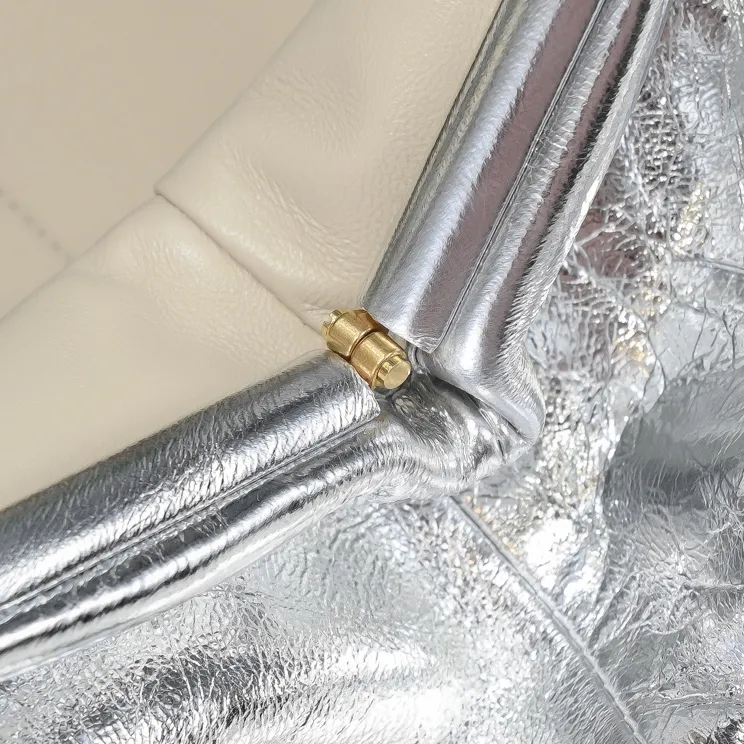 #𝐓𝐇𝐄 𝐏𝐎𝐔𝐂𝐇 Big shiny silver cloud bag The exciting cloud bag ☁️ has been upgraded again ❕blingbling✨ The clouds are super eye-catching! ☁️Yunduo's bag shape and the sheepskin material design on the upper body are really cute and rustic, and the stunning beauty is irresistible. The Nappa lambskin lining is high-end and exquisite, which makes the seemingly ordinary Yunduo feel more luxurious, and the sense of high-end is overwhelming. It is so awesome💥 Size: 38x20x8, model: 6670